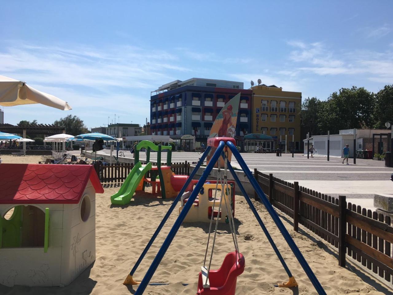 ホテル Astoria ペザロ エクステリア 写真